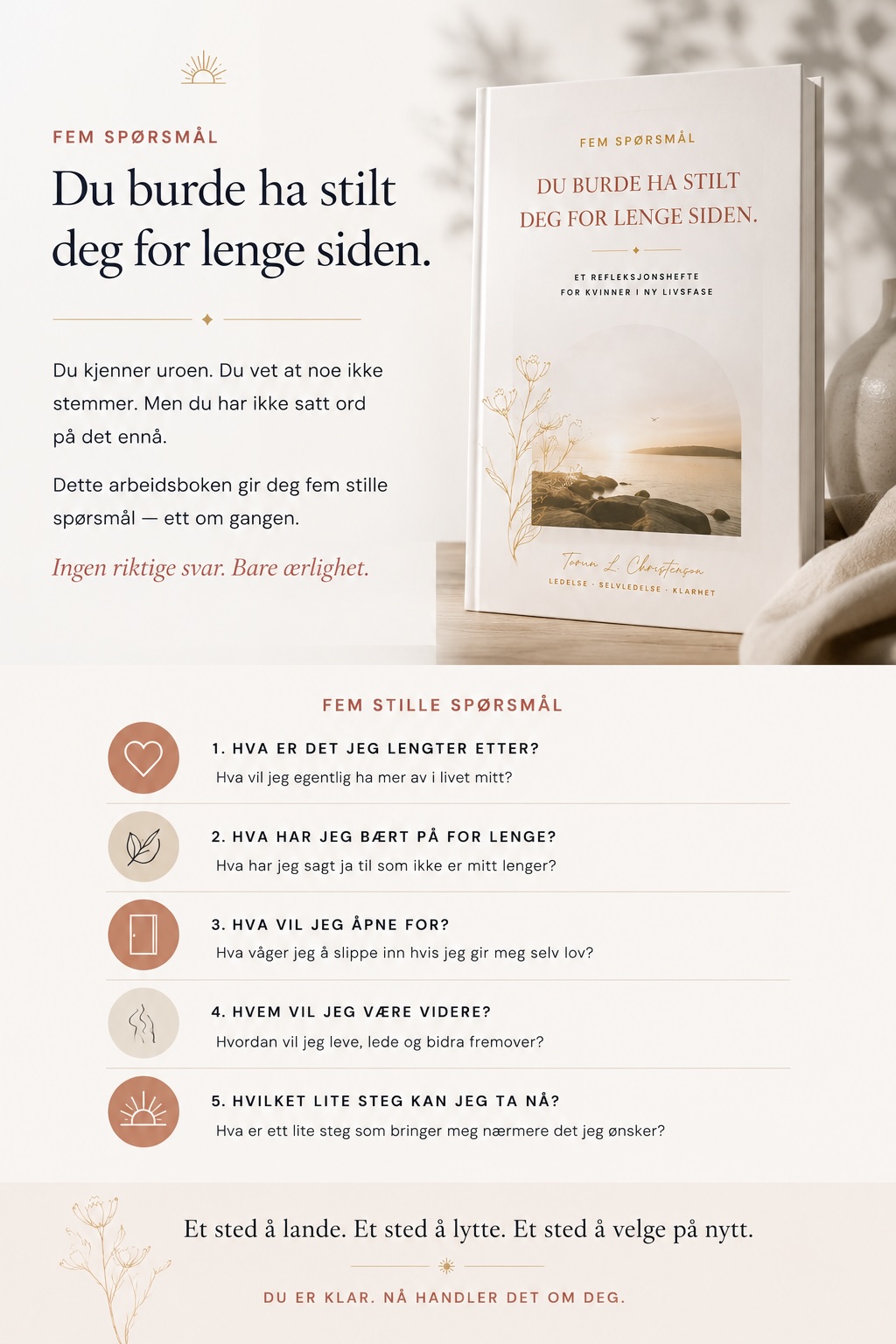 Refleksjonsheftet sammen med kopp og notatbok — et stille rom for refleksjon